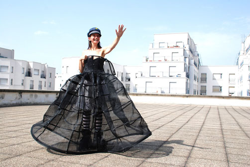 Une amie faisait du roller dans les pentes de la Croix Rousse, à Lyon. Elle m’a raconté avoir toujours son parapluie pour freiner lors des descentes dans les rues un peu trop … fortes. Et voilà, une nouvelle Mary Poppins était née pour moi.