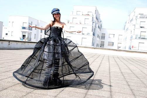 Une amie faisait du roller dans les pentes de la Croix Rousse, à Lyon. Elle m’a raconté avoir toujours son parapluie pour freiner lors des descentes dans les rues un peu trop … fortes. Et voilà, une nouvelle Mary Poppins était née pour moi.