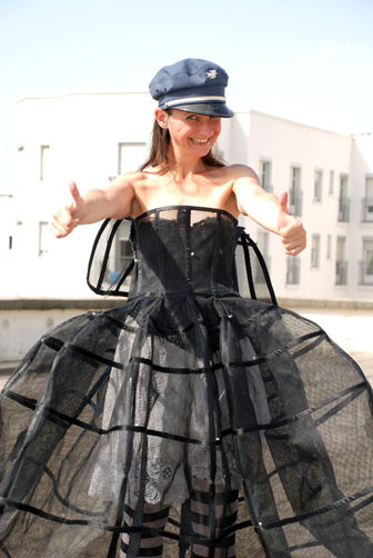 Une amie faisait du roller dans les pentes de la Croix Rousse, à Lyon. Elle m’a raconté avoir toujours son parapluie pour freiner lors des descentes dans les rues un peu trop … fortes. Et voilà, une nouvelle Mary Poppins était née pour moi.