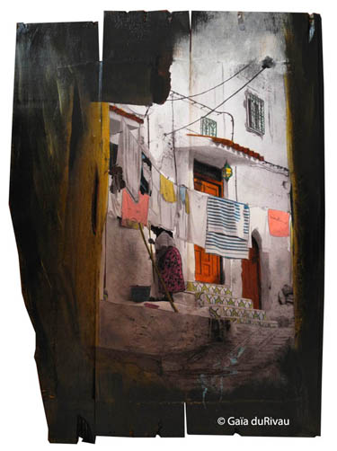 bois, palissade, photo-repeinte, maroc, linge qui sêche, femmes marocaines, artiste française, artiste drômoise, mixmedia, mix mediaartist, photographie, photographe, photo, photographe-plasticienne, photo-repeinte, photopainting, peinture acrylique, peinture, crayons de couleurs pastels, art, nyons, drôme provençale.