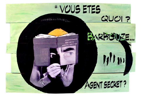 Du bois de palette transformé en palissade. Matériaux recyclés et transformés en tableaux. Sur cette palissade est travaillée une photo prise en noir et blanc. A l’aide de pastels, crayons de couleur, crayon de papier, peinture acrylique, la photo est retouchée et marouflée sur le support brut. Un plan du film les barbouzes de Lautner, avec Mireille Darc. Un pochoir comme élément important extrait du film, une citation de Michel Audiard