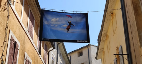 Exposition plein air, photographies, carpentras, vaucluse, mary poppins, bâche, urbain, images d'içi et d'ailleurs, france, 2022