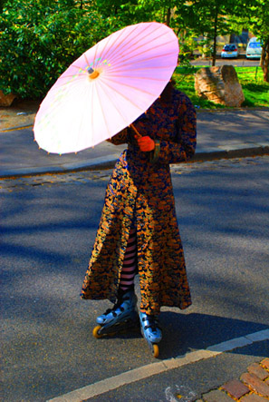 Mary Poppins, Lyon, la poste, villeurbanne, city, ville, urbain, roller, France, artiste française, artiste drômoise, mix-media, mix media-artist, photographie, photographe, photo, photographe-plasticienne.