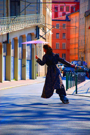 Mary Poppins, Lyon, la poste, villeurbanne, city, ville, urbain, roller, France, artiste française, artiste drômoise, mix-media, mix media-artist, photographie, photographe, photo, photographe-plasticienne.