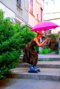 Mary Poppins, Lyon, la poste, villeurbanne, city, ville, urbain, roller, France, artiste française, artiste drômoise, mix-media, mix media-artist, photographie, photographe, photo, photographe-plasticienne.