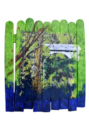 Bois, palissade, un pont en pierres, de la végétation, des arbres, region Hérault, 34, commune de Saint Privas, les Salces, paysage, campagne, sud de la France, artiste française, artiste drômoise, mixmedia, mix mediaartist, photographie, photographe, photo, photographe-plasticienne, photo-repeinte, photopainting, art, art contemporain, peinture acrylique, peinture, crayons de couleurs pastels, nyons, Drôme provençale, Drôme. Couleurs vert, gris, bleu rois.